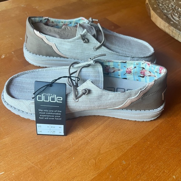 NWB Women’s Hey Dudes Size 9 - Picture 4 of 7
